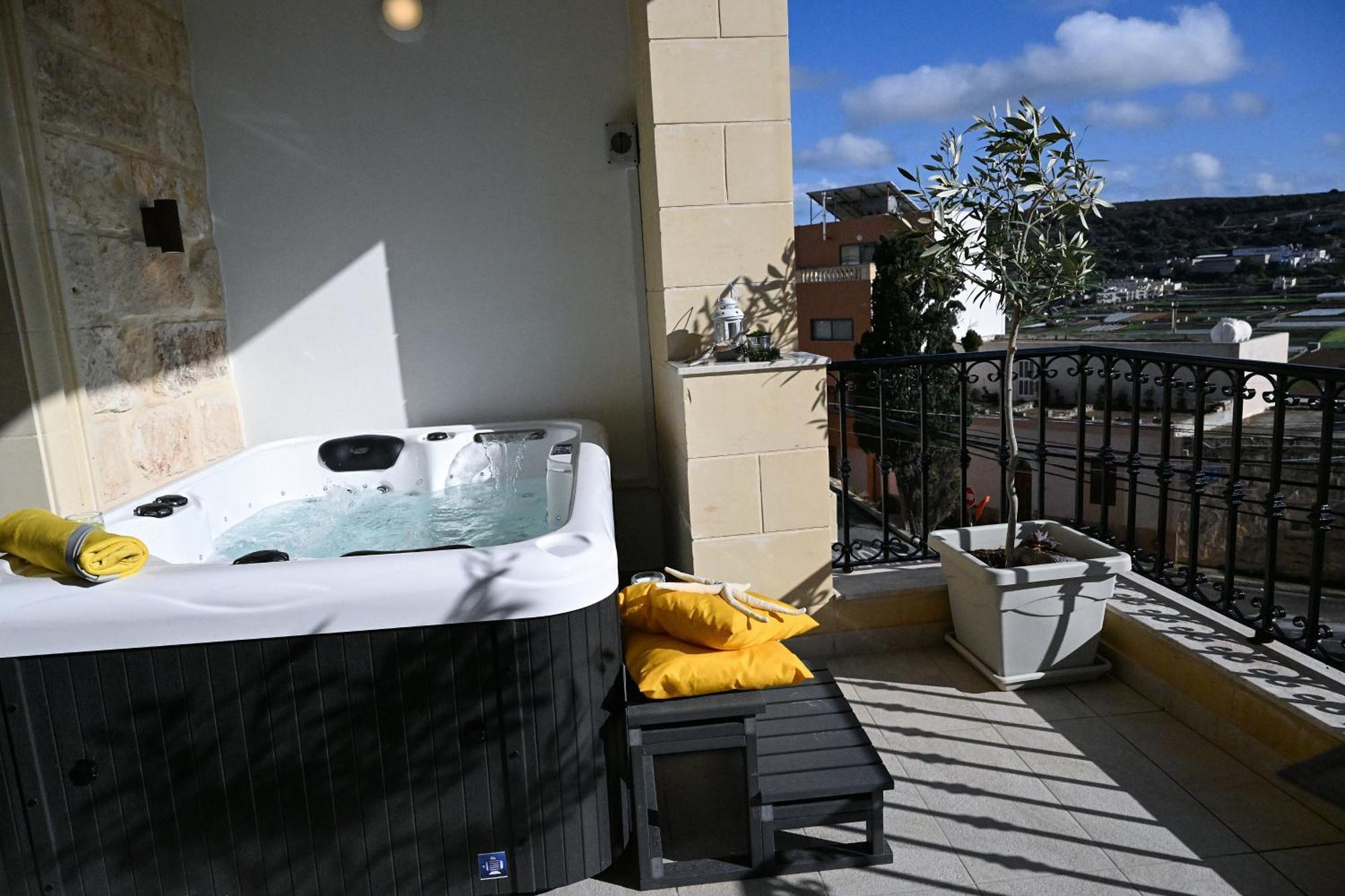 Ta'Lonza Luxury Near Goldenbay With Hot Tub App1 Daire Mellieħa Dış mekan fotoğraf